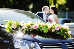 Dekoracja samochodu ślubnego z kwiatów sztucznych